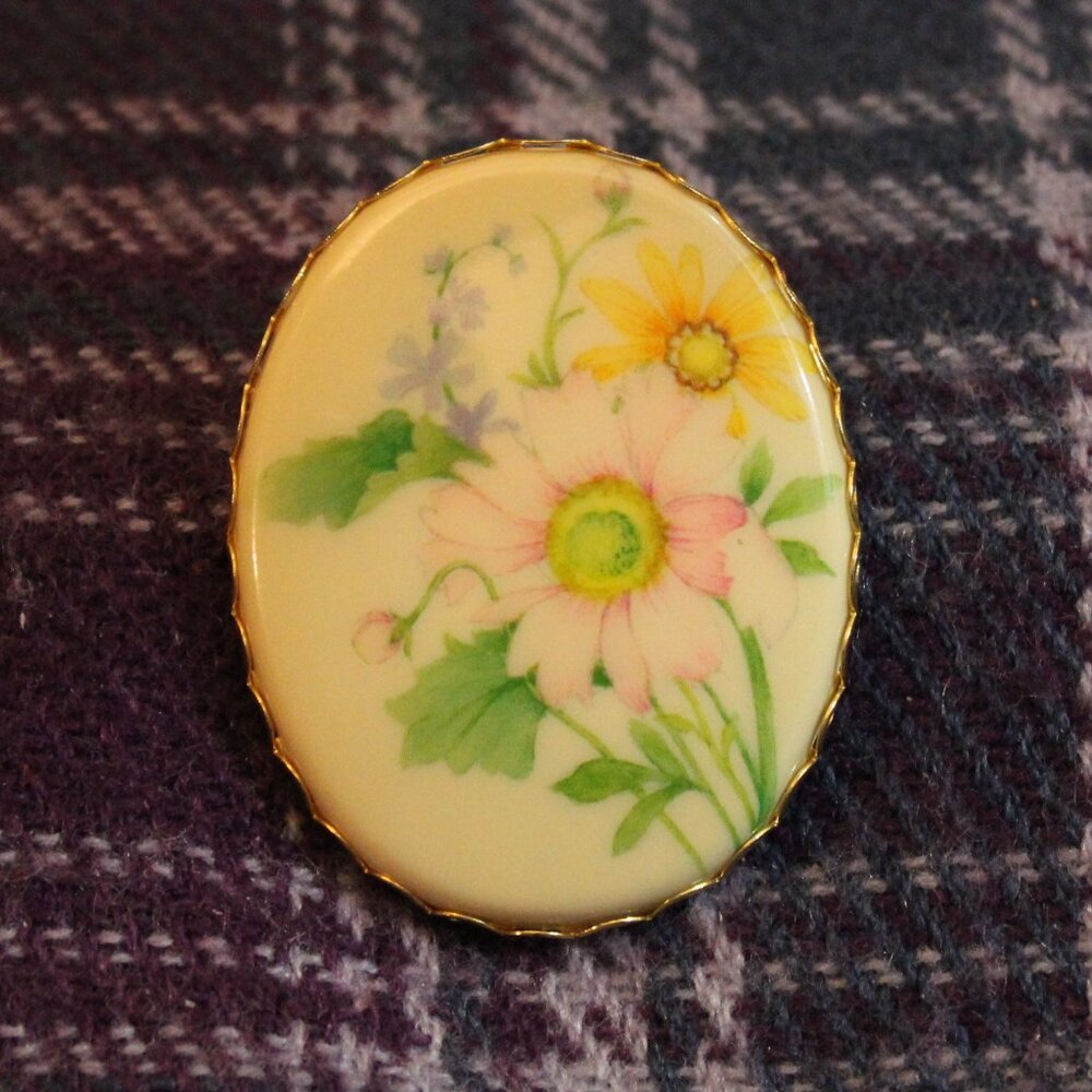Hallmark Daisy Transfer Cameo Pendant Pin Brooch